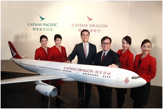 Tổng Giám đốc điều hành Cathay Pacific Ivan Chu (thứ ba từ trái sang) giới thiệu diện mạo mới của Cathay Dragon